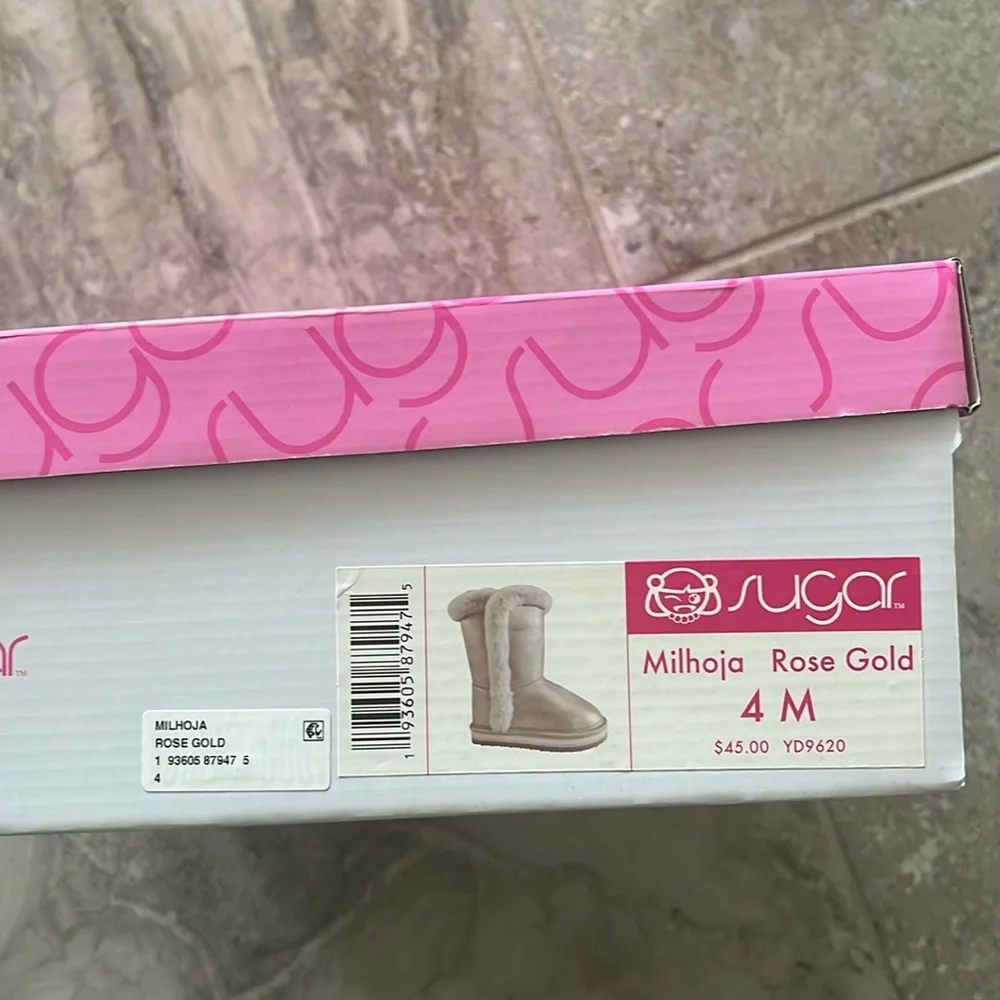 Sugar Big Girls Milhoja Sueded Faux Fur Cozy Boots, Rose Gold Size 4 New in Box